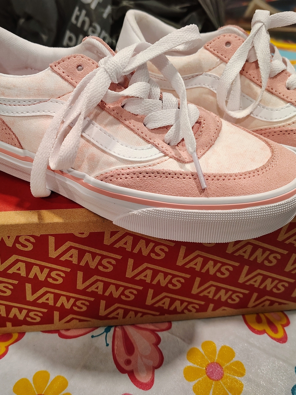 Vans Kids Low-Top Sneakers in Pink and White